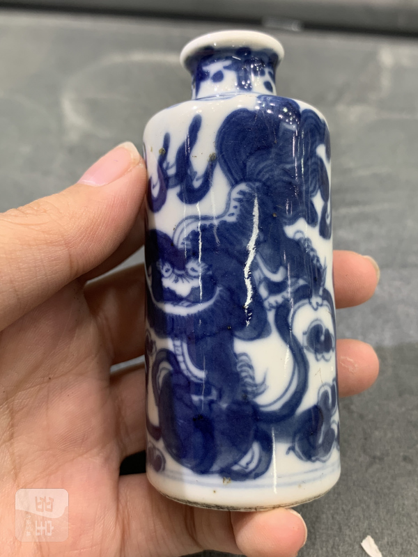 清乾隆青花狮子滚绣球纹鼻烟壶 - 图5